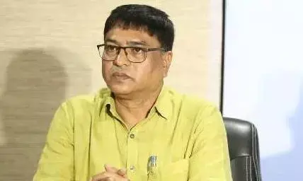 छिंदवाड़ा के युवक ने भोपाल में की प्रेस कॉन्फ्रेंस, कहा- मेरी पत्नी को गर्लफ्रेंड बनाकर अफसर ने दिलाए सरकारी काम के ठेके