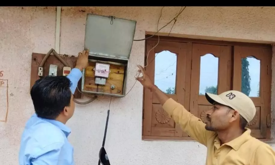 एक वर्ष में 73 हजार से अधिक उपभोक्ताओं को नये विद्युत कनेक्शन दिये गये एक वर्ष में 73 हजार से अधिक उपभोक्ताओं को नये विद्युत कनेक्शन दिये गये