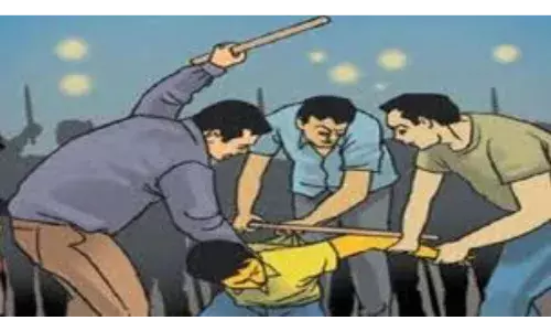 दो साल की बच्ची के अपहरण की कोशिश विफल, परिजनों ने अपहरणकर्ता को पीटा दो साल की बच्ची के अपहरण की कोशिश विफल, परिजनों ने अपहरणकर्ता को पीटा