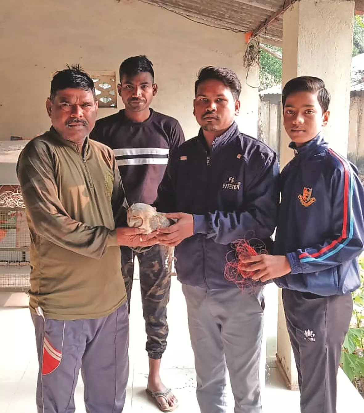 आसमान पर दिन भर उड़ती रही पतंग , वो काट होते रहे पक्षी आसमान पर दिन भर उड़ती रही पतंग , वो काट होते रहे पक्षी