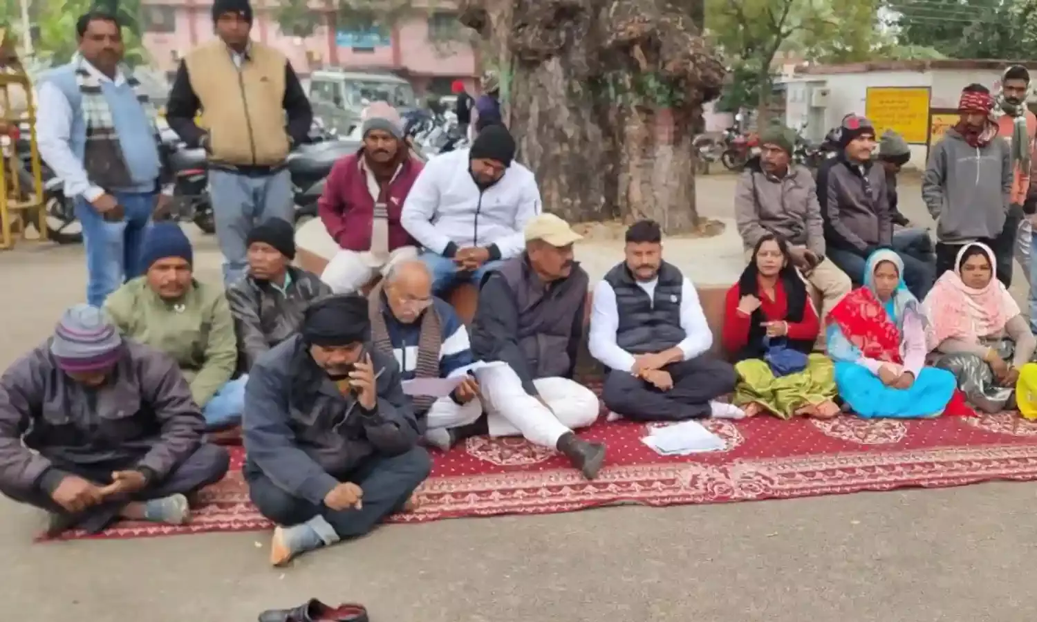 डीएमएफ में मनमाने ढंग से कार्य आबंटन का विरोध, धरने पर बैठे सोहागपुर जनपद के जनप्रतिनिधि