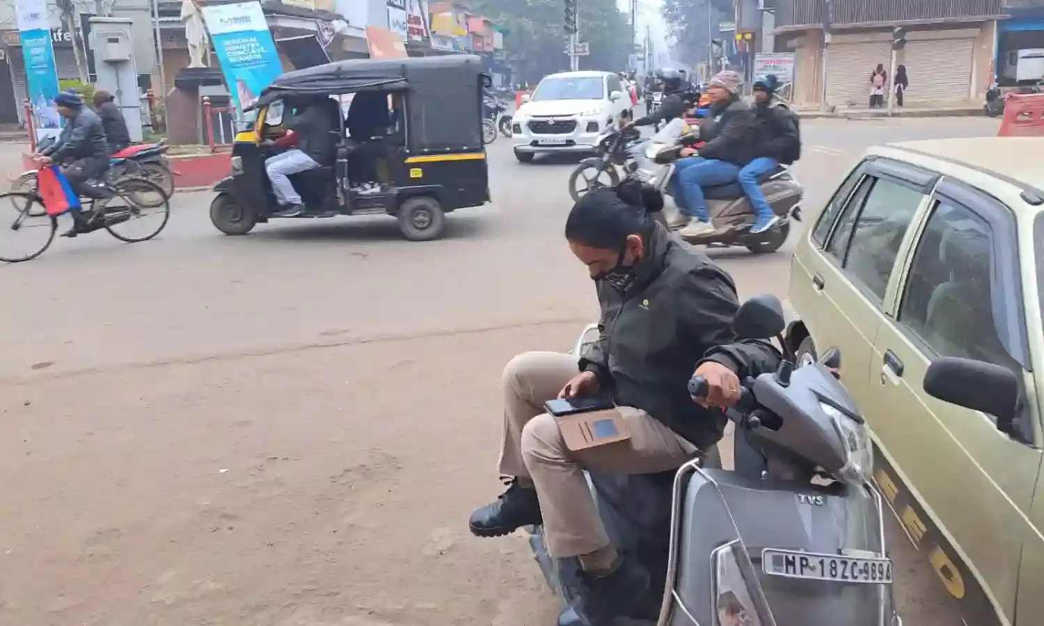 पुलिस के सामने से निकल रहे ट्रिपल सीट बाइक सवार