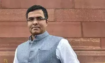 बीजेपी नेता प्रवेश वर्मा के खिलाफ FIR दर्ज, जूता बांटने के आरोप में मुश्किलें बढ़ी, चुनाव आयोग तक पहुंचा मामला