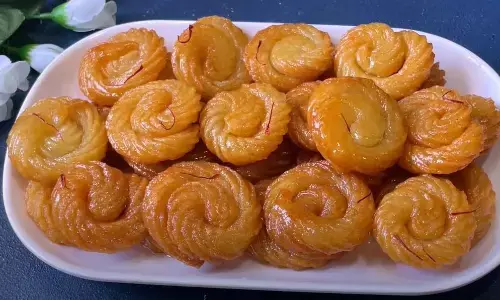 घर पर आ गए हैं मेहमान पर खत्म हो गई है मिठाई, तो मत करिए चिंता, बस घर पर रखी इन चीजों से झटपट बनाएं मीठा घर पर आ गए हैं मेहमान पर खत्म हो गई है मिठाई, तो मत करिए चिंता, बस घर पर रखी इन चीजों से झटपट बनाएं मीठा