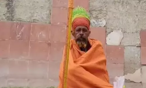 सिर पर फसल उगाए हुए बाबा से पूछे सवाल, तो भड़क उठे बाबा, खुद ने बताई सच्चाई, वायरल हो रहा है वीडियो