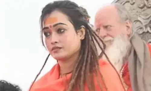 शाही रथ पर बैठी मॉडल हर्षा रिछारिया..अमृत स्नान में शामिल भी हुईं, भड़का विवाद, साधु-संतों ने उठाए सवाल