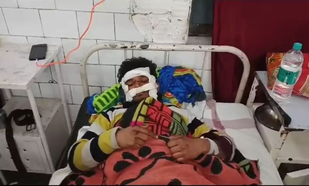तेज रफ्तार कार ने बाइक सवार को मारी टक्कर, राहगीरों ने पहुंचाया अस्पताल तेज रफ्तार कार ने बाइक सवार को मारी टक्कर, राहगीरों ने पहुंचाया अस्पताल