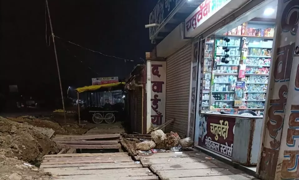 अमानगंज में निर्माणाधीन नाले से जनता परेशान, ठेकेदार की लापरवाही उजागर अमानगंज में निर्माणाधीन नाले से जनता परेशान, ठेकेदार की लापरवाही उजागर