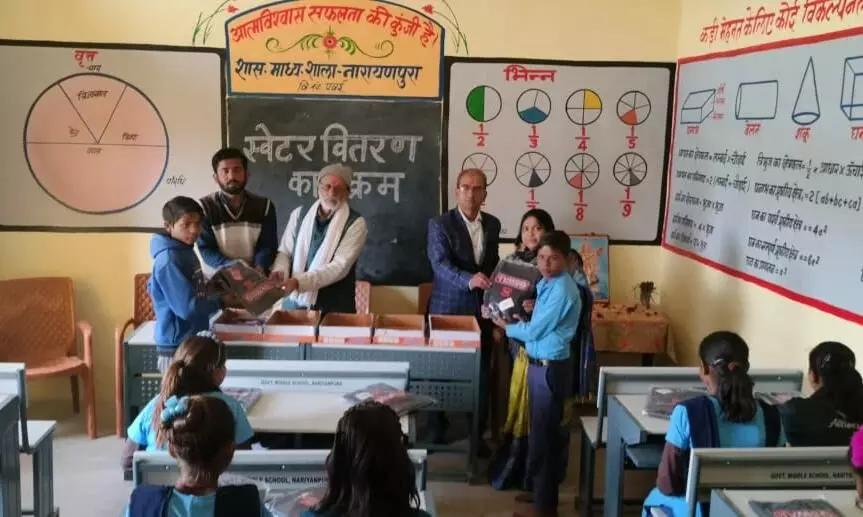 शिक्षकों ने छात्र-छात्राओं को वितरित किए ऊनी स्वेटर शिक्षकों ने छात्र-छात्राओं को वितरित किए ऊनी स्वेटर
