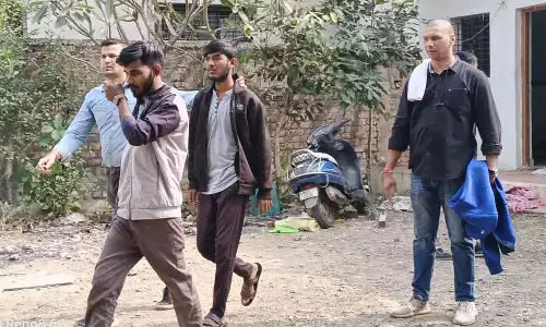 मुंबई पुलिस ने दर्यापुर से फ्राड करने वाले13 युवकों को लिया हिरासत में मुंबई पुलिस ने दर्यापुर से फ्राड करने वाले13 युवकों को लिया हिरासत में