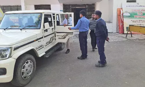 डीन की गाड़ी का गेट खोलने 5 किलोमीटर दूर मेडिकल कॉलेज से कलेक्ट्रेट आता है गार्ड