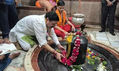 धनंजय मुंडे ने किए वैद्यनाथ भगवान के दर्शन, कराड पर मकोका से इस्तीफे का दबाव बढ़ा