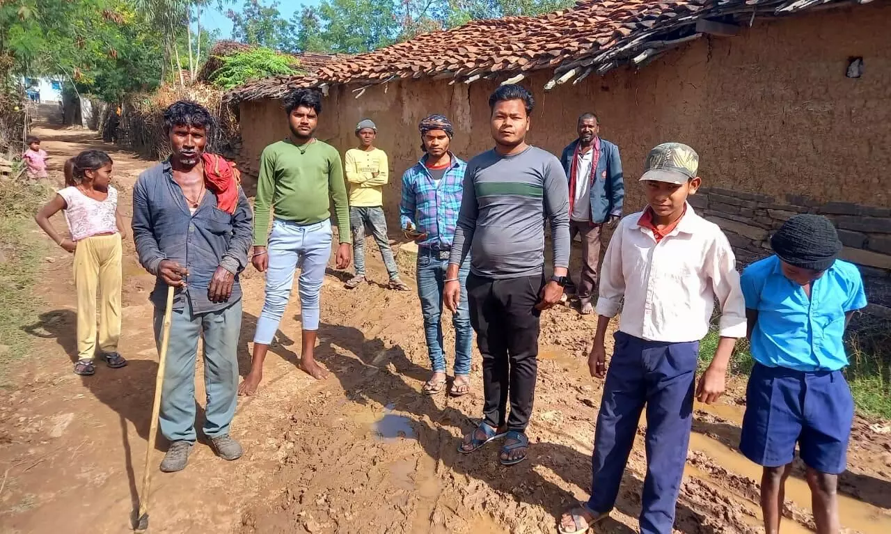 शाहनगर विकासखण्ड की बिसानी ग्राम पंचायत की अनुसूचित जाति बस्ती में फैली गंदगी, सड़क के अभाव में मार्ग में जमा रहता है गंदा पानी शाहनगर विकासखण्ड की बिसानी ग्राम पंचायत की अनुसूचित जाति बस्ती में फैली गंदगी, सड़क के अभाव में मार्ग में जमा रहता है गंदा पानी