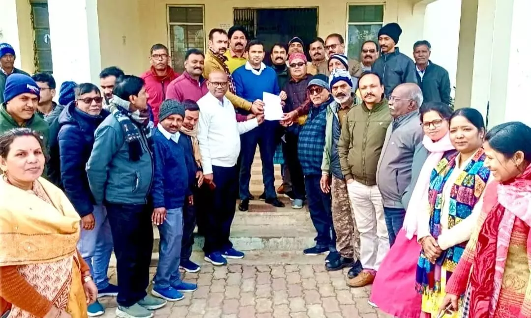 अधिकारी-कर्मचारी संयुक्त मोर्चा ने ५१ सूत्रीय मांगों को लेकर सौंपा ज्ञापन अधिकारी-कर्मचारी संयुक्त मोर्चा ने ५१ सूत्रीय मांगों को लेकर सौंपा ज्ञापन