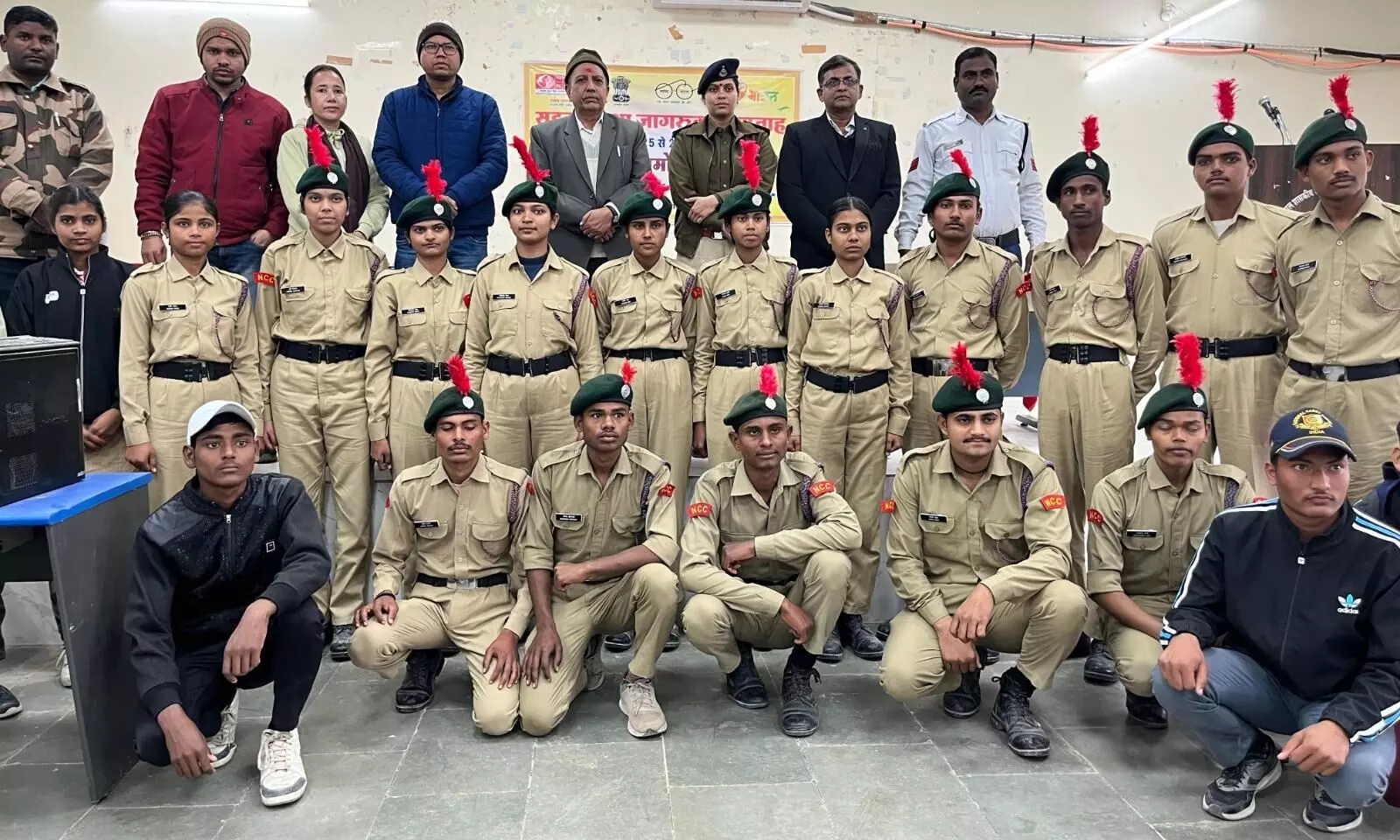 सड़क सुरक्षा जागरूकता अभियान में दी जानकारी सड़क सुरक्षा जागरूकता अभियान में दी जानकारी
