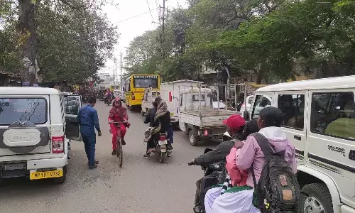 एक भी वाहन के कुछ सेकेंड ठहराव पर लग जाता है जाम, बनी यह रोज की बात