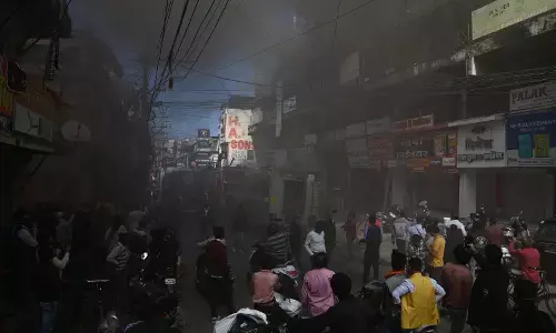 कपड़ा कारखाने के स्टॉक रूम में भड़की आग, चार कर्मचारी फँसे, रेस्क्यू कर बचाया