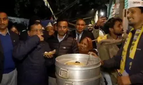 अलग अंदाज में दिखे अरविंद केजरीवाल, चुनाव प्रचार के दौरान मोमोज का लिया स्वाद, देखें VIDEO