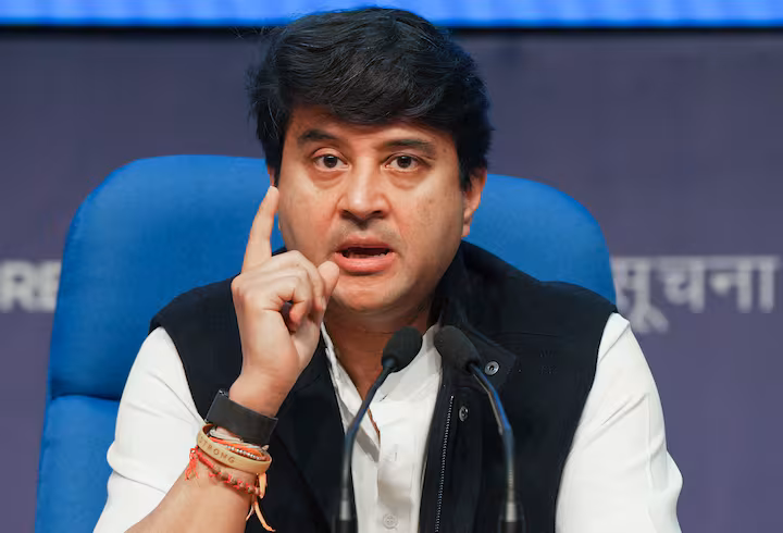 संविधान की 75वीं वर्षगांठ पर आयोजित प्रदर्शनी में पहुंचे सिंधिया, चिटि्ठयां लिखने की प्रथा लौटे संविधान की 75वीं वर्षगांठ पर आयोजित प्रदर्शनी में पहुंचे सिंधिया, चिटि्ठयां लिखने की प्रथा लौटे