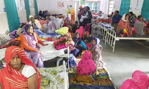 जिला चिकित्सालय के पीएनसी एवं प्रसूति वार्ड में जमीन पर लेट करना पड़ रहा उपचार जिला चिकित्सालय के पीएनसी एवं प्रसूति वार्ड में जमीन पर लेट करना पड़ रहा उपचार