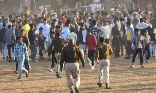 फाइनल मैच खत्म होने के बाद आपस में ही जा भिड़े फुटबाल खिलाड़ी फाइनल मैच खत्म होने के बाद आपस में ही जा भिड़े फुटबाल खिलाड़ी