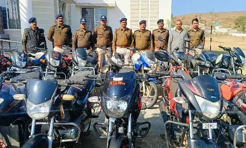 १५ लाख रुपए की २१ बाइक जब्त, ३ गिरफ्तार, तीन दोस्तों ने मिलकर बनाई चोर गैंग, कुंडीपुरा पुलिस ने दबोचा