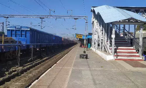 प्लेटफार्म नंबर तीन में एफओबी के आगे नहीं यात्रियों के सुरक्षा की गारंटी