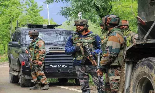 सोपोर में सुरक्षाबलों और आतंकियों के बीच मुठभेड़, गोलीबारी में एक जवान शहीद सोपोर में सुरक्षाबलों और आतंकियों के बीच मुठभेड़, गोलीबारी में एक जवान शहीद