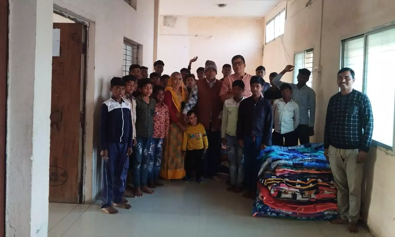 सुदर्शन वनवासी छात्रावास में सेवानिवृत्त शिक्षक ने वितरित की रजाईयां सुदर्शन वनवासी छात्रावास में सेवानिवृत्त शिक्षक ने वितरित की रजाईयां
