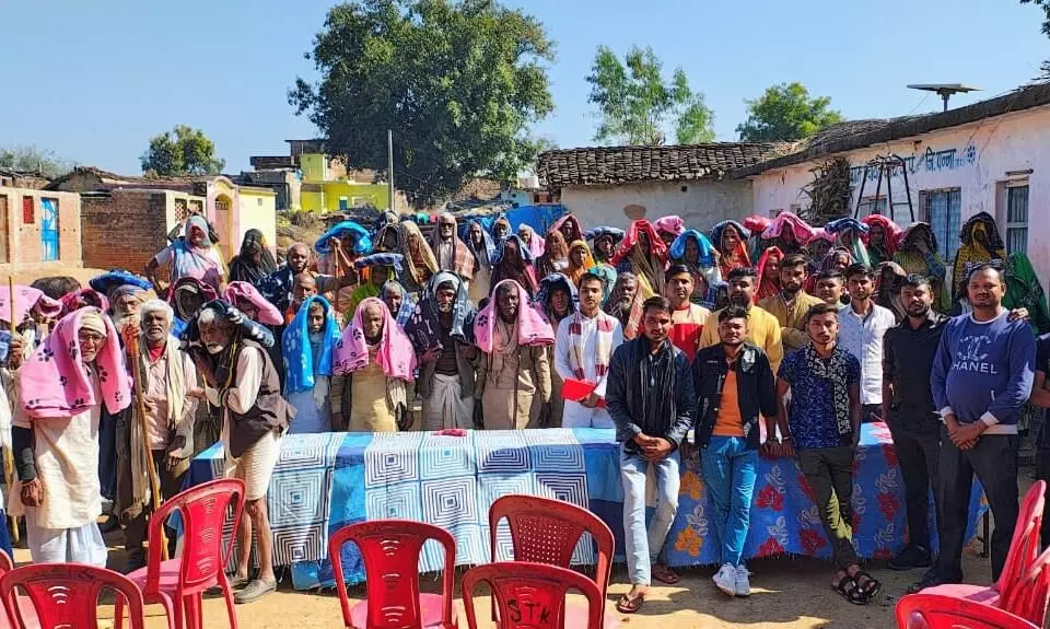 युवा शक्ति मदद के हांथ द्वारा बुजुर्गों एवं बेवा महिलाओं का किया गया सम्मान युवा शक्ति मदद के हांथ द्वारा बुजुर्गों एवं बेवा महिलाओं का किया गया सम्मान