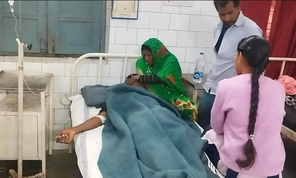 ट्रैक्टर ट्रॉली की टक्कर से बाइक सवार युवक घायल ट्रैक्टर ट्रॉली की टक्कर से बाइक सवार युवक घायल