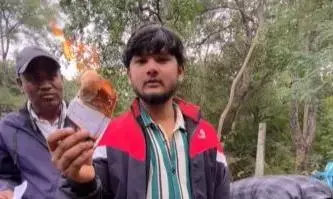 नल से पानी के साथ निकल रही है आग, आदमी ने जलाया पानी से कागज, तो हैरान हो गए लोग, वीडियो हो रहा तेजी से वायरल