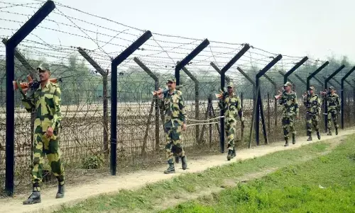 बांग्लादेश और भारत सीमा पर तनातनी, गश्त के दौरान BSF जवानों पर बांग्लादेशियों ने पत्थरबाजी, एक जवान गंभीर रूप से घायल