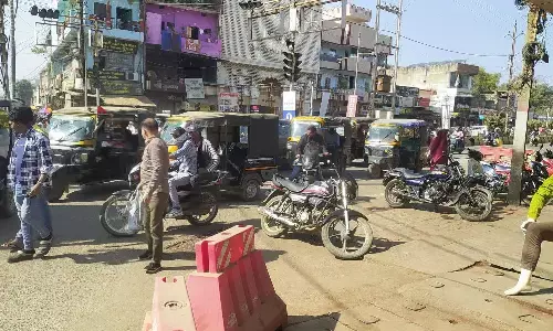 चौराहों में वाहनों का जमावड़ा, जोखिम भरा गांवों का सफर चौराहों में वाहनों का जमावड़ा, जोखिम भरा गांवों का सफर