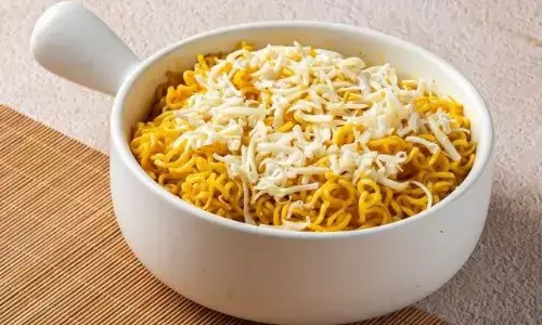 घर पर बनाएंगे टेस्टी-मसालेदार और चीजी मैगी, बच्चों से लेकर बड़े भी हो जाएंगे रेसिपी के फैन घर पर बनाएंगे टेस्टी-मसालेदार और चीजी मैगी, बच्चों से लेकर बड़े भी हो जाएंगे रेसिपी के फैन