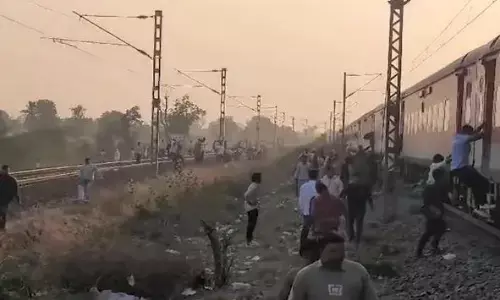 मृतकों के परिजनों को रेल मंत्री ने 1.5-1.5 लाख रुपये देने का किया ऐलान, अब तक 12 की मौत, घायलों का इलाज जारी