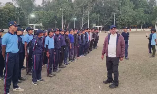 परेड में कदम मिलाकर चलने का हो रहा अभ्यास, गणतंत्र दिवस समारोह की गांधी स्टेडियम में चल रही तैयारियां परेड में कदम मिलाकर चलने का हो रहा अभ्यास, गणतंत्र दिवस समारोह की गांधी स्टेडियम में चल रही तैयारियां