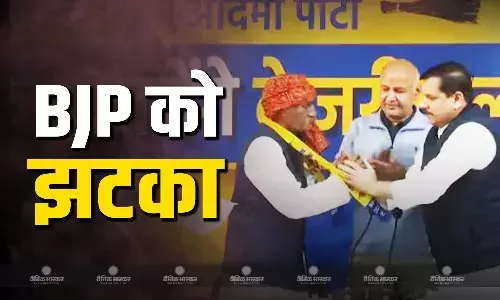 भाजपा के पूर्व पार्षद ने समर्थकों के साथ थामा AAP का दामन, मनीष सिसोदिया ने दिलवाई सदस्यता, बीजेपी को बड़ा झटका