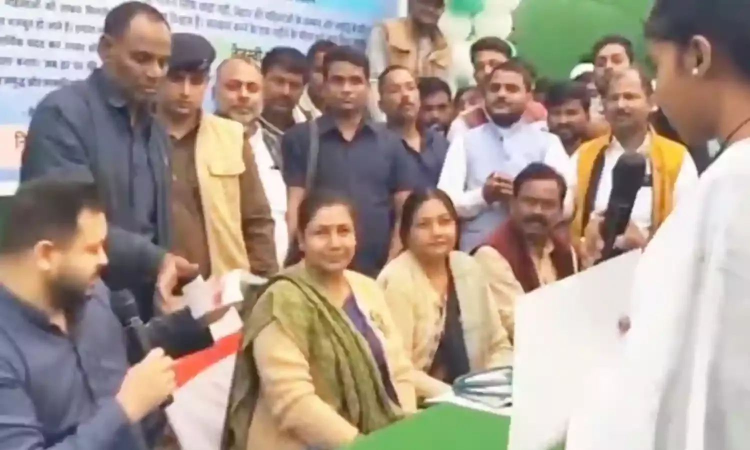 कार्यक्रम के दौरान मंच पर तेजस्वी यादव से नौकरी मांगने पहुंची लड़की, कुछ ऐसे रही RJD नेता की प्रतिक्रिया