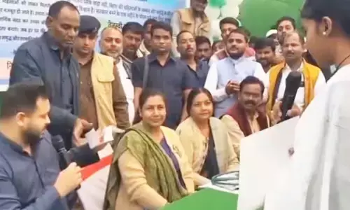 कार्यक्रम के दौरान मंच पर तेजस्वी यादव से नौकरी मांगने पहुंची लड़की, कुछ ऐसे रही RJD नेता की प्रतिक्रिया