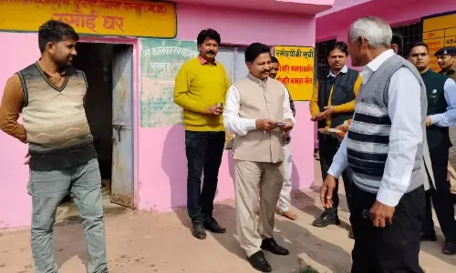 कमिश्नर ने हाईस्कूल पुरैना का किया निरीक्षण, विद्यालय की व्यवस्थाओं पर जताया संतोष