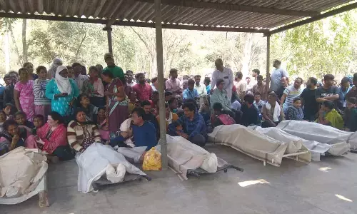 भंडारा आयुध फैक्ट्री में विस्फोट, शवों के साथ चार कर्मचारी यूनियनों का गेट पर प्रदर्शन