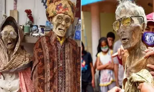 खौफनाक परंपरा! इस देश के लोग सालों तक करते हैं शवों की देखरेख, वजह जानकर रह जाएंगे दंग खौफनाक परंपरा! इस देश के लोग सालों तक करते हैं शवों की देखरेख, वजह जानकर रह जाएंगे दंग
