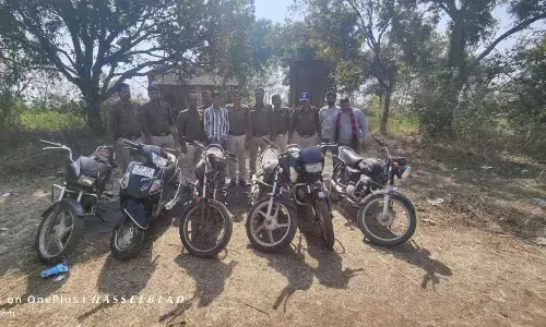 देहात पुलिस ने नाबालिग को दबोचा, ६ बाइक पुलिस ने की जब्त