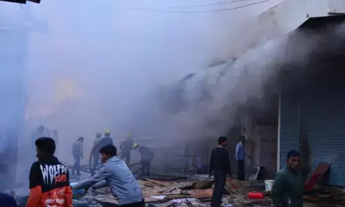 जबलपुर के कठौंदा पटाखा बाजार में लगी आग, कई दुकान जलकर हुई खाक, 2 घंटे की मशक्कत के बाद आग पर पाया गया काबू जबलपुर के कठौंदा पटाखा बाजार में लगी आग, कई दुकान जलकर हुई खाक, 2 घंटे की मशक्कत के बाद आग पर पाया गया काबू