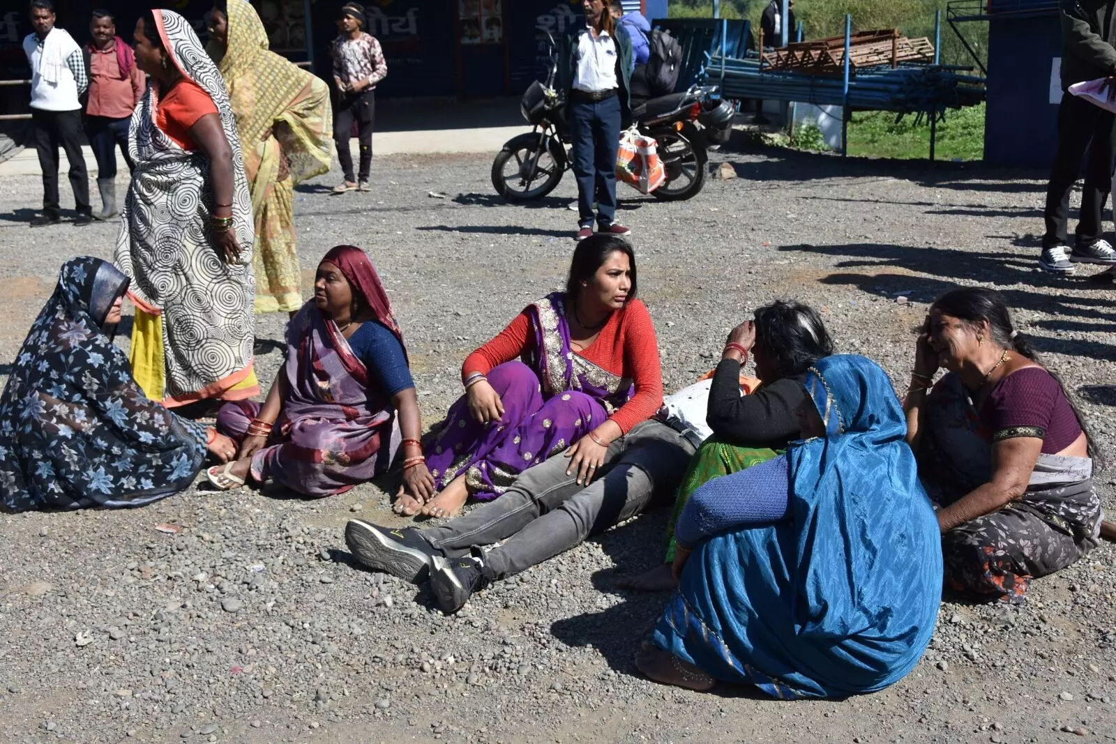 दिन-दहाड़े बीच सड़क पर 4 युवकों की हत्या, दो की हालत नाजुक, पूरे क्षेत्र में सनसनी दिन-दहाड़े बीच सड़क पर 4 युवकों की हत्या, दो की हालत नाजुक, पूरे क्षेत्र में सनसनी