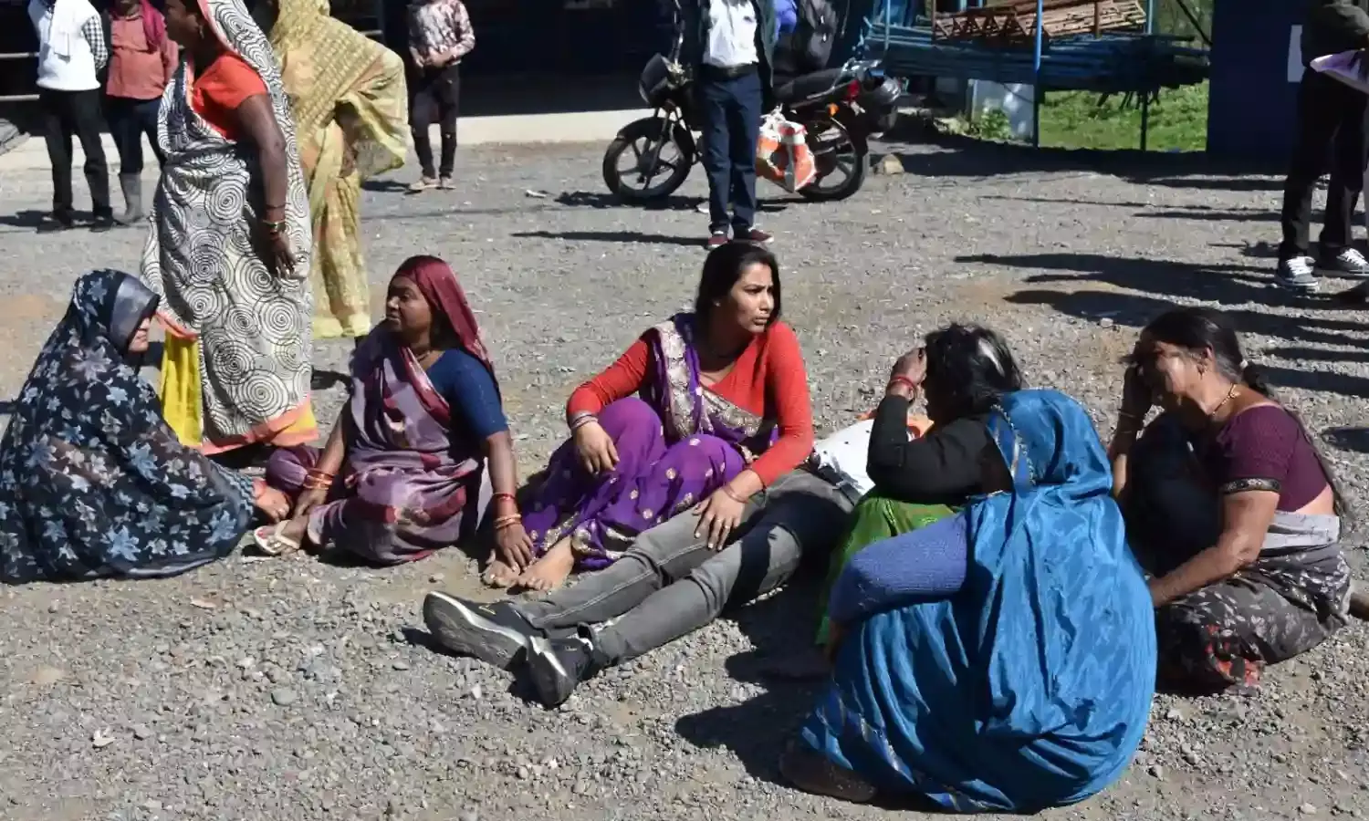दिन-दहाड़े बीच सड़क पर 4 युवकों की हत्या, दो की हालत नाजुक, पूरे क्षेत्र में सनसनी