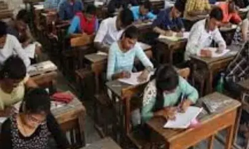 परीक्षा हॉल में किया एक लड़की ने बवाल, एग्जाम के बीच रील बनाकर की पोस्ट, तो प्रशासन ने लगाई फटकार, वीडियो हो रहा वायरल