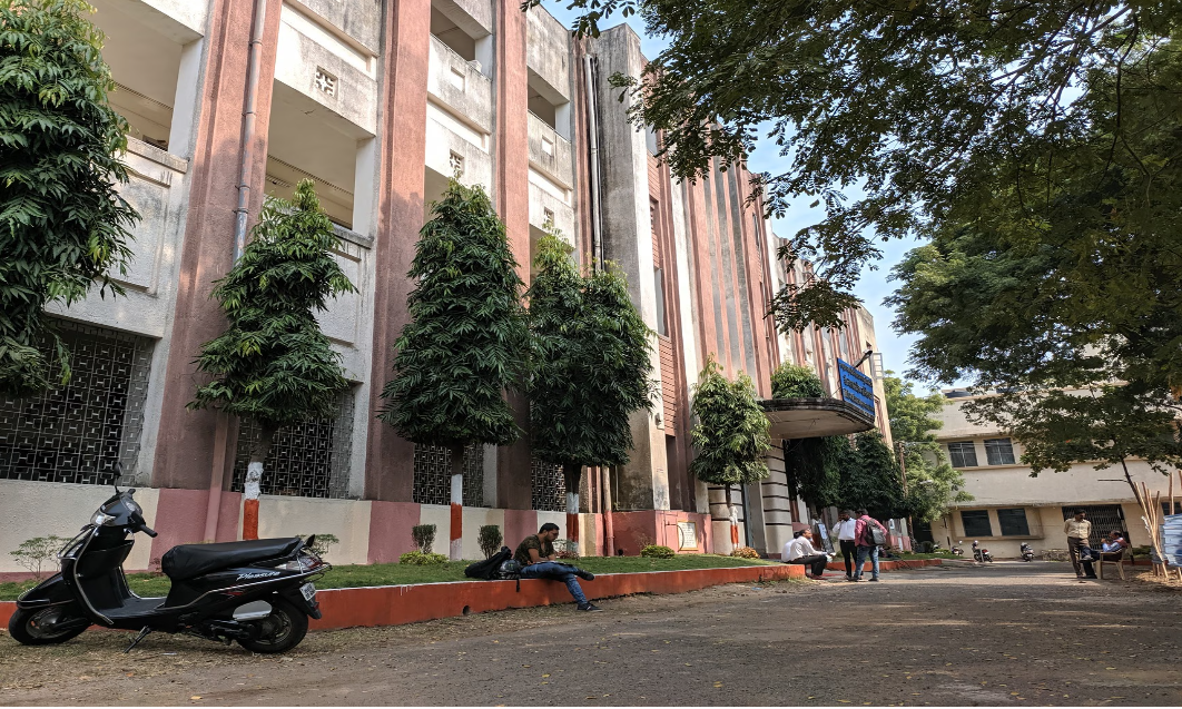 डॉ. आंबेडकर लॉ कॉलेज में शताब्दी वर्ष समारोह, गडकरी और फडणवीस हुए शामिल डॉ. आंबेडकर लॉ कॉलेज में शताब्दी वर्ष समारोह, गडकरी और फडणवीस हुए शामिल