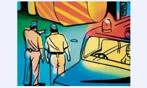 खड़े ट्रक में घुसा ट्रेलर, भडक़ी आग, वाहन से कूदकर ड्राइवर-क्लीनर ने बचाई जान खड़े ट्रक में घुसा ट्रेलर, भडक़ी आग, वाहन से कूदकर ड्राइवर-क्लीनर ने बचाई जान